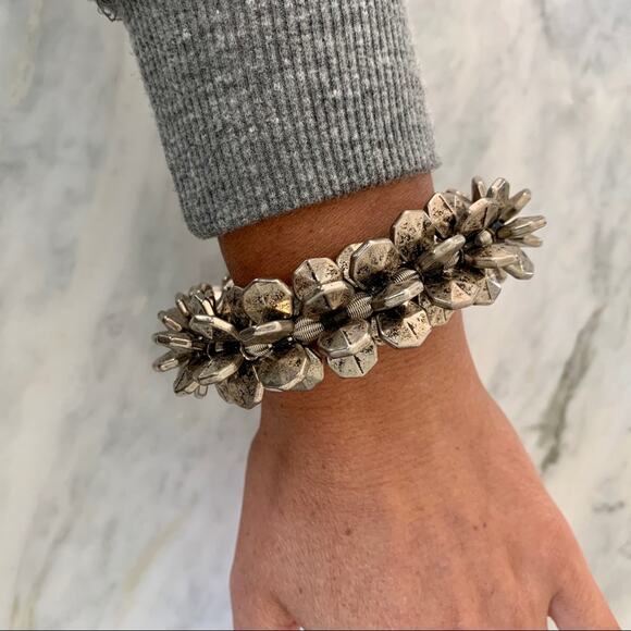 Unique Vintage Geometric Abstract Metal Beaded Elastic Bracelet - Picture 4 of 4